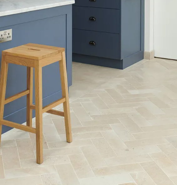 UNIEK! Visgraat in natuursteen. Volgens ons ook mooi aan de muur van een badkamer.